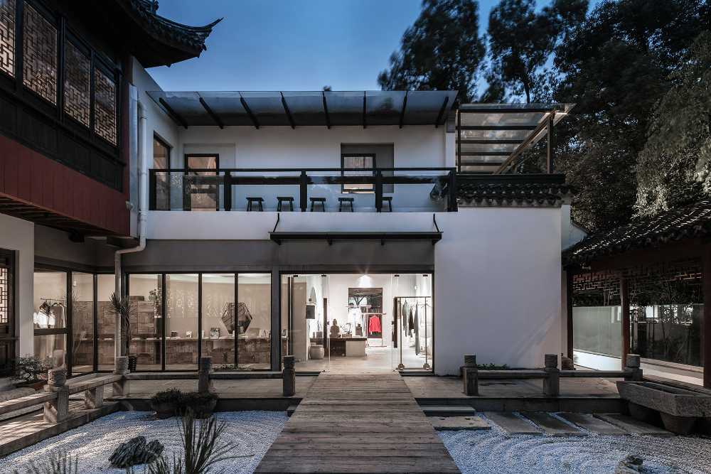 Headquarters between nature and matter. Classic Chinese